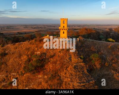 Vista aerea di una torre di avvistamento in pietra sulla cima di una collina all'alba sul Monte Gambier sulla costa calcarea dell'Australia meridionale, Foto Stock