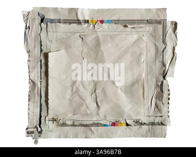 Forma quadrata realizzata con un collage di vecchi giornali strappati su sfondo bianco con percorso di ritaglio. Texture sfondo casella di testo stile punk art. Foto Stock