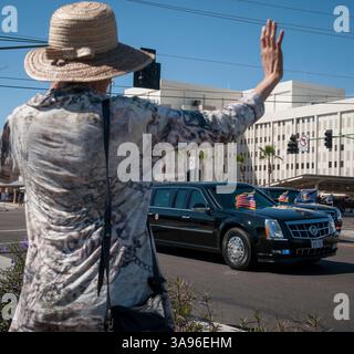 13 marzo 2015 - Phoenix, Arizona, Stati Uniti - i residenti di Phoenix salutano il corteo del presidente Barack Obama di fronte al Phoenix, Arizona Veterans Hospital, che era al centro dello scandalo va. Obama ha incontrato veterani e personale per vedere cos'altro deve essere fatto per ifx il sistema. Obama è stato recentemente criticato per essere venuto a Phoenx e fare un discorso senza nemmeno fermarsi dal va. (Immagine di credito: © Rick D'Elia/ZUMA Wire/ZUMAPRESS.com) Foto Stock