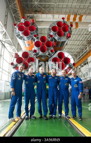 24 luglio 2017 - Baikonur, Kazakistan - NASA International Space Station Expedition 52 membri dell'equipaggio di primo e di riserva (L-R) l'astronauta italiano Paolo Nespoli dell'Agenzia spaziale europea, il cosmonauta russo Sergey Ryazanskiy di Roscosmos, l'astronauta americano Randy Bresnik, l'astronauta giapponese Norishige Kanai della Japanese Aerospace Exploration Agency, il cosmonauta russo Alexander Misurkin di Roscosmos, e l'astronauta americano Mark Vande Hei posa di fronte ai motori a razzo Soyuz MS-05 della struttura di integrazione dei cosmodromi di Baikonur durante il loro ultimo controllo di vestibilità pre-lancio Foto Stock