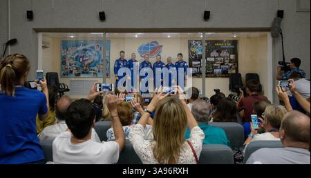 27 luglio 2017 - Baikonur, Kazakistan - NASA International Space Station Expedition 52 Soyuz MS-05 membri dell'equipaggio di primo e di riserva (L-R) l'astronauta italiano Paolo Nespoli dell'Agenzia spaziale europea, l'astronauta americano Randy Bresnik, i cosmonauti russi Sergey Ryazanskiy e Alexander Misurkin di Roscosmos, l'astronauta americano Mark Vande Hei, e l'astronauta giapponese Norishige Kanai della Japan Aerospace Exploration Agency posano per una foto di gruppo da dietro un bicchiere di quarantena dopo una conferenza stampa pre-lancio al Cosmonaut Hotel il 27 luglio 2017 a Baikonur, Kazakistan. (Immagine di credito: © Joel Kowsky/P. Foto Stock