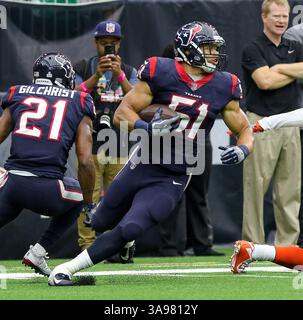 15 ottobre 2017: Il linebacker degli Houston Texans Dylan Cole (51) corre dopo un intercetto nel secondo quarto della gara NFL tra i Cleveland Browns e gli Houston Texans all'NRG Stadium di Houston, Texas. John Glaser/CSM. (Immagine di credito: &Copy; John Glaser/CSM tramite cavo ZUMA) Foto Stock
