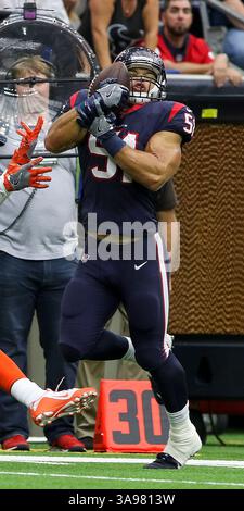15 ottobre 2017: Il linebacker degli Houston Texans Dylan Cole (51) riceve un intercetto nel secondo quarto della gara NFL tra i Cleveland Browns e gli Houston Texans all'NRG Stadium di Houston, Texas. John Glaser/CSM. (Immagine di credito: &Copy; John Glaser/CSM tramite cavo ZUMA) Foto Stock