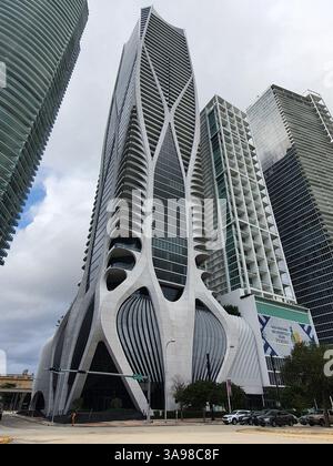 Immagine verticale del One Thousand Museum, un grattacielo di lusso condominio situato presso Museum Park e Biscayne Boulevard, Miami, Florida Foto Stock