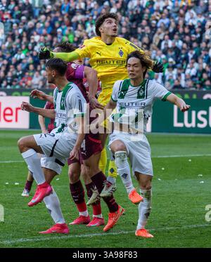 Sport, calcio, Bundesliga, 2024/2025, Borussia Moenchengladbach vs. RB Leipzig 1-0, 29.03.2025, Stadio Borussia-Park, scena della partita, visibile per Fabio Cristian Chiarodia (MG), giocatore di RBL, portiere Tiago Pereira Cardoso (MG), Kou Itakura (MG), I REGOLAMENTI DFL VIETANO QUASI L'USO DI FOTOGRAFIE E SEQUENZE VIDEO Foto Stock