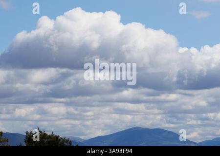 Nuvole di tempesta che si formano sulle montagne, in Spagna Foto Stock