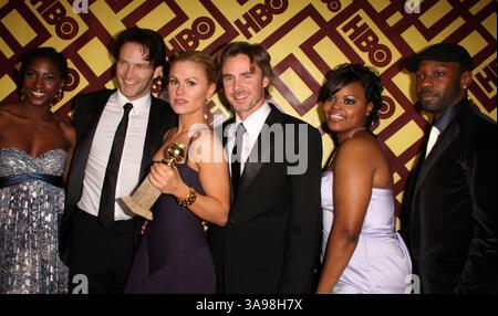 11 gennaio 2009 - Beverly Hills, CALIFORNIA - 11 gennaio 2009 - Beverly Hills, California - (L-R) attori Rutina Wesley, Stephen Moyer, Anna Paquin, Sam Trammell e Nelsan e Cast of True Blood. 2009 HBO Golden Globe After-Party tenutosi al ristorante circa 55 nel Beverly Hilton Hotel. Credito fotografico: Kevan Brooks/AdMedia Foto Stock