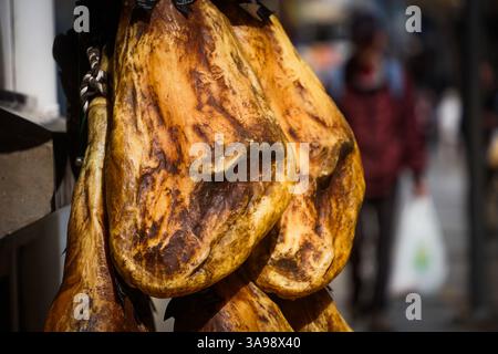 Ronda, Andalusia, Costa de Sol, Spagna. Prosciutto spagnolo Jamon come decorazione di fronte a un negozio nella zona pedonale. Marzo 14,2025 Foto Stock