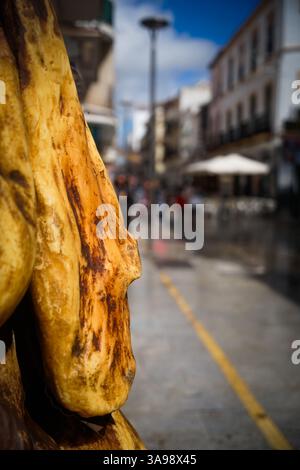 Ronda, Andalusia, Costa de Sol, Spagna. Prosciutto spagnolo Jamon come decorazione di fronte a un negozio nella zona pedonale. Marzo 14,2025 Foto Stock