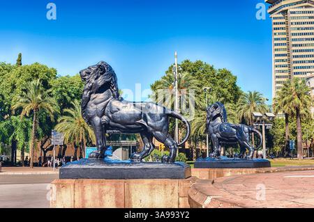 Statue di leoni alla base del monumento iconico di Cristoforo Colombo, situato all'estremità inferiore di la Rambla, Barcellona, Catalogna, Spagna Foto Stock