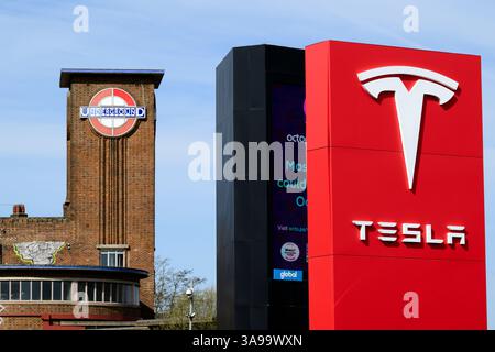 Showroom di Tusla, Dukes Road, Park Royal, Londra, Regno Unito. 29 marzo 2025 Foto Stock