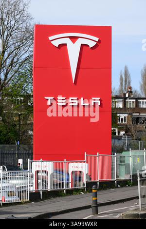 Showroom di Tusla, Dukes Road, Park Royal, Londra, Regno Unito. 29 marzo 2025 Foto Stock