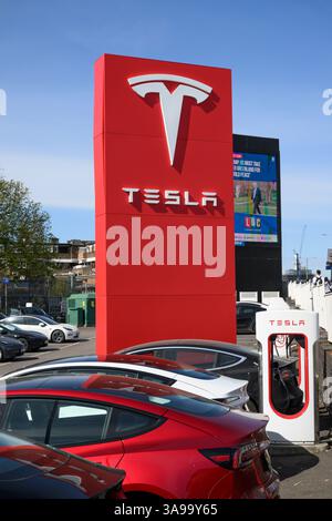 Showroom di Tusla, Dukes Road, Park Royal, Londra, GBR. 29 marzo 2025 Foto Stock
