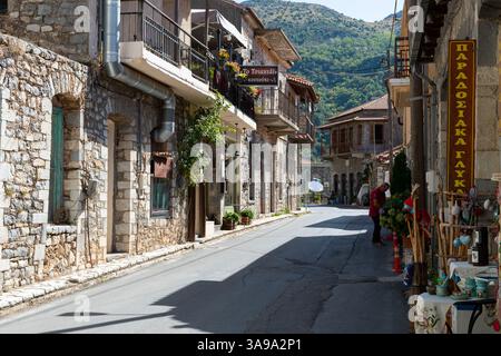 Lagadia, Grecia - 16 agosto 2022 - Lagadia Village Street in Arcadia Foto Stock