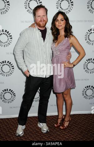15 aprile 2009 - Hollywood, CA, Stati Uniti - 15 aprile 2009 - Hollywood, CA - Joss Whedon ed Eliza Dushku. Il 26esimo Festival annuale William S. Paley Television presenta ''Dollhouse'' tenutosi all'Arclight Cinemas. Foto: Byron Purvis/AdMedia (immagine di credito: © Byron Purvis/AdMedia via ZUMA Wire) Foto Stock