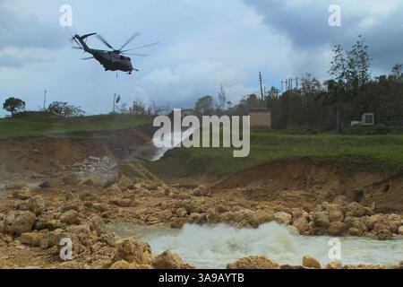 5 ottobre 2017 - Isabela, Porto Rico - Un elicottero MH-53 Pave Low della Marina degli Stati Uniti lavora per riparare la diga di Guajataca con barriere di cemento in seguito all'uragano Maria 5 ottobre 2017 a Isabela, Porto Rico. (Immagine di credito: © Deomontez Duncan/Planet Pix via cavo ZUMA) Foto Stock