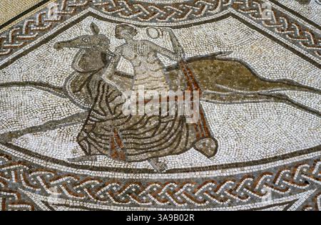 Venere ammira se stessa nello specchio mentre sta con un cervo femminile. Mosaico romano in una villa a Littlecote Park, vicino a Chilton Foliat, Wiltshire, Inghilterra, creato alla fine del IV secolo. Foto Stock