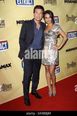 24 agosto 2009 - Hollywood, California, Stati Uniti - 24 agosto 2009 - Hollywood, California - Jason Bateman e Mila Kunis. "Extract" Los Angeles Premiere ha tenuto Un The Arclight Theatrel. Foto di credito: Kevan Brooks/AdMedia (immagine di credito: © Kevan Brooks/AdMedia via cavo ZUMA) Foto Stock