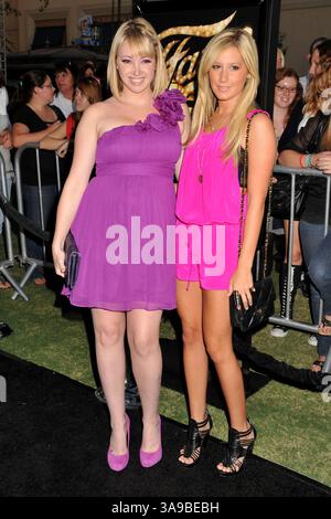 23 settembre 2009 - Los Angeles, CA, Stati Uniti - 23 settembre 2009 - Los Angeles, California - Ashley Tisdale (r) e sorella Jennifer Tisdale. "Fame" di Los Angeles Premiere tenutasi al Pacific Theatre di The Grove. Foto: Byron Purvis/AdMedia (immagine di credito: © Byron Purvis/AdMedia via ZUMA Wire) Foto Stock