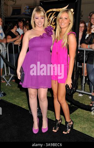 23 settembre 2009 - Los Angeles, CA, Stati Uniti - 23 settembre 2009 - Los Angeles, California - Ashley Tisdale (r) e sorella Jennifer Tisdale. "Fame" di Los Angeles Premiere tenutasi al Pacific Theatre di The Grove. Foto: Byron Purvis/AdMedia (immagine di credito: © Byron Purvis/AdMedia via ZUMA Wire) Foto Stock