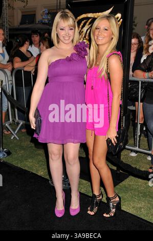 23 settembre 2009 - Los Angeles, CA, Stati Uniti - 23 settembre 2009 - Los Angeles, California - Ashley Tisdale (r) e sorella Jennifer Tisdale. "Fame" di Los Angeles Premiere tenutasi al Pacific Theatre di The Grove. Foto: Byron Purvis/AdMedia (immagine di credito: © Byron Purvis/AdMedia via ZUMA Wire) Foto Stock