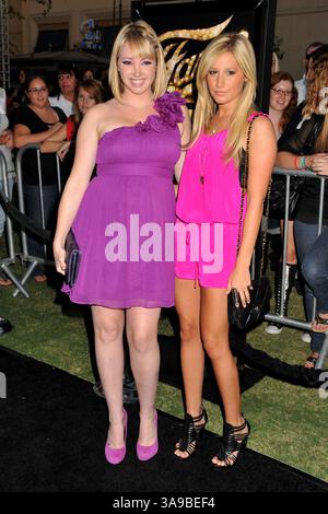 23 settembre 2009 - Los Angeles, CA, Stati Uniti - 23 settembre 2009 - Los Angeles, California - Ashley Tisdale (r) e sorella Jennifer Tisdale. "Fame" di Los Angeles Premiere tenutasi al Pacific Theatre di The Grove. Foto: Byron Purvis/AdMedia (immagine di credito: © Byron Purvis/AdMedia via ZUMA Wire) Foto Stock