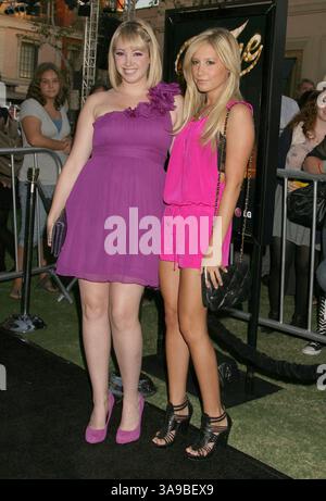 23 settembre 2009 - Los Angeles, CA, Stati Uniti - 23 settembre 2009 - Los Angeles, California - Ashley Tisdale (r), sorella Jennifer Tisdale. "Fame" di Los Angeles Premiere tenutasi al Pacific Theatre di The Grove. Credito fotografico: Michael Jade/AdMedia (immagine di credito: © Michael Jade/AdMedia via ZUMA Wire) Foto Stock
