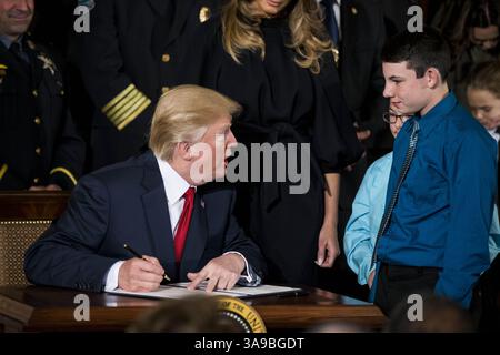 26 ottobre 2017 - Washington, District of Columbia, Stati Uniti d'America - il presidente degli Stati Uniti Donald J. Trump firma un Memorandum presidenziale che dichiara la crisi degli oppioidi un'emergenza sanitaria nazionale mentre parla con due bambini che sono rimasti orfani a causa dell'uso di oppioidi dei loro genitori nella East Room della Casa Bianca giovedì 26 ottobre 2017 a Washington, D.C. Crediti: Alex Edelman / CNP (immagine di credito: © Alex Edelman/CNP tramite filo ZUMA) Foto Stock