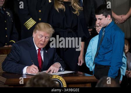 26 ottobre 2017 - Washington, District of Columbia, Stati Uniti d'America - il presidente degli Stati Uniti Donald J. Trump firma un Memorandum presidenziale che dichiara la crisi degli oppioidi un'emergenza sanitaria nazionale mentre parla con due bambini che sono rimasti orfani a causa dell'uso di oppioidi dei loro genitori nella East Room della Casa Bianca giovedì 26 ottobre 2017 a Washington, D.C. Crediti: Alex Edelman / CNP (immagine di credito: © Alex Edelman/CNP tramite filo ZUMA) Foto Stock