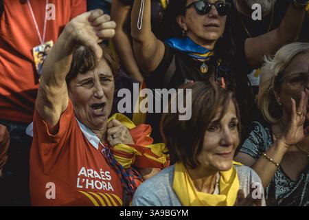 27 ottobre 2017 - Barcellona, Catalogna, Spagna - Una separatista catalana reagisce al di fuori del Parlamento catalano seguendo su un grande schermo il voto per l'indipendenza del parlamento catalano (immagine di credito: © Matthias Oesterle via ZUMA Wire) Foto Stock