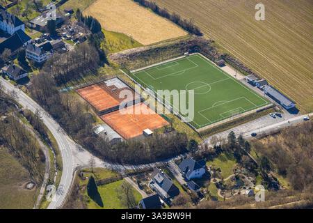 Luftbild, Fußballstadion des TUS Rumbeck, Tennisplätze, Rumbeck, Arnsberg, Sauerland, Nordrhein-Westfalen, Deutschland ACHTUNGxMINDESTHONORARx60xEURO *** Vista aerea, stadio di calcio di TUS Rumbeck, campi da tennis, Rumbeck, Arnsberg, Sauerland, Renania settentrionale-Vestfalia, Germania ATTENTIONxMINDESTHONORARx60xEURO Foto Stock