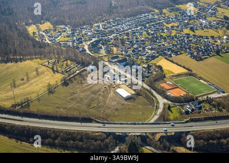 Luftbild, Fußballstadion des TUS Rumbeck, Tennisplätze, Im Windfirkel, Kloster mit Kirche St Nikolaus und Ortsansicht Rumbeck, Arnsberg, Sauerland, Nordrhein-Westfalen, Deutschland ACHTUNGxMINDESTHONORARx60xEURO *** Vista aerea, stadio di calcio di TUS Rumbeck, campi da tennis, Im Windfirkel, monastero con chiesa St Nikolaus e vista di Rumbeck, Arnsberg, Sauerland, Renania settentrionale-Vestfalia, Germania Foto Stock
