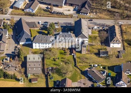 Luftbild, Kloster Rumbeck, auch Stift Rumbeck, und Kirche St Nikolaus, Rumbeck, Arnsberg, Sauerland, Nordrhein-Westfalen, Deutschland ACHTUNGxMINDESTHONORARx60xEURO *** Vista aerea, Monastero di Rumbeck, anche Abbazia di Rumbeck e Chiesa di San Nicola, Rumbeck, Arnsberg, Sauerland, Renania settentrionale-Vestfalia, Germania ATTENTIONxMINDESTHONORARx60xEURO Foto Stock