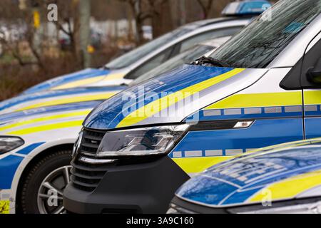 Augusta, Baviera, Germania - 30 marzo 2025: Pattugliatori della polizia bavarese in fila *** Streifenwagen der bayerischen Polizei stehen in einer Reihe Foto Stock