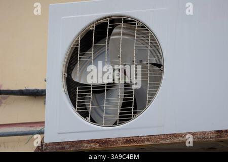 Compressore d'aria per unità esterne, condizionatore d'aria scambiatore di calore vecchio e invecchiato, ventilatore d'aria con scambiatore di calore e agenti atmosferici Foto Stock