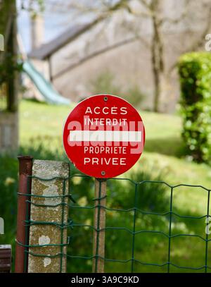 Un cartello nella campagna francese, che indica che si tratta di proprietà privata. Foto Stock