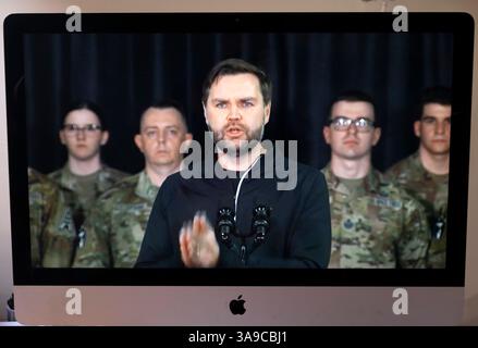 JD Vance si rivolge alle truppe statunitensi nella base militare di Pituffik in Groenlandia su Americans visit computer Screen 28 marzo 2025 Foto Stock