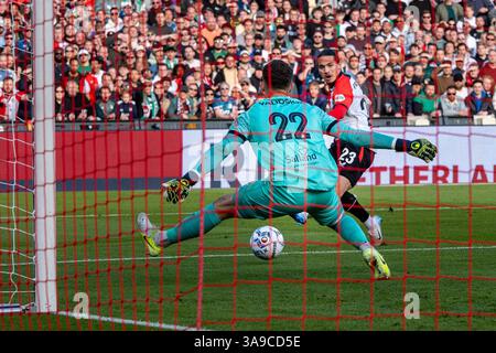 Rotterdam, Nederland. 30 marzo 2025. ROTTERDAM, 30-03-2025, Stadium Feijenoord de Kuip, Dutch Eredivisie, stagione 2024/2025, il giocatore del Feyenoord Anis Hadj Moussa segna il 2-1 contro il giocatore dei Go Ahead Eagles Jari De Busser (r) credito: Pro tiri/Alamy Live News Foto Stock