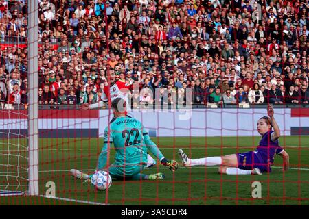 Rotterdam, Nederland. 30 marzo 2025. ROTTERDAM, 30-03-2025, Stadium Feijenoord de Kuip, Dutch Eredivisie, stagione 2024/2025, il giocatore del Feyenoord Anis Hadj Moussa segna il 2-1 contro il giocatore dei Go Ahead Eagles Jari De Busser (r) credito: Pro tiri/Alamy Live News Foto Stock
