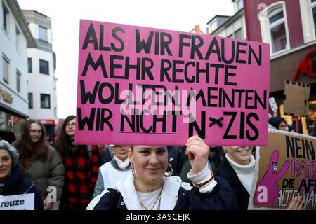 Unter dem Titel Nie wieder ist jetzt - Großdemonstration gegen den Rechtsruck in der Gesellschaft - Demoschild: ALS WIR FRAUEN MEHR RECHTE WOLLTEN MEINTEN WIR NICHT NAZIS - Deutschland, GER, DEU, Germania, Gießen, 08.02.2025 - Protestaktion gegen rechte Tendenzen und den gesellschaftlichen Rechtsruck in weiten Teilen der Deutschen Bevölkerung. Ein weiteres aktuelles Thema War die Abstimmung von Union, FDP und AfD im Deutschen Bundestag zur Migrationsdebatte. Die Protestierenden zeigten ihren Unmut gegen den Kanzlerkandidaten der CDU Friedrich Merz auf zahlreichen Demoplakaten. Die Polizei War m Foto Stock