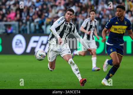 Torino, Italia. 29 marzo 2025. (L-R) Dusan Vlahovic della Juventus FC visto in azione con Koni De Winter del Genoa CFC durante la partita di calcio di serie A 2024/25 tra Juventus FC e Genoa CFC allo stadio Allianz. Punteggio finale Juventus 1 : 0 Genova credito: SOPA Images Limited/Alamy Live News Foto Stock