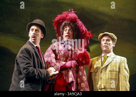 l-r: John Nicholson (Dr Watson), Javier Marzan (Sherlock Holmes), Jason Thorpe (Sir Henry Baskerville) in THE HOUND OF THE BASKERVILLES di Sir Arthur Conan Doyle al Duchess Theatre, Londra WC2 16/04/2007 adattato da Peepolykus & Steven Canny design: Ti Green lighting: Jackie Shemesh direttore: Orla o'Loughlin Foto Stock