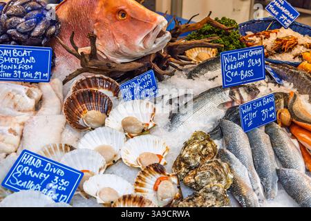 Pesce fresco esposto sul ghiaccio al famoso Borough Market Stall di Londra Foto Stock