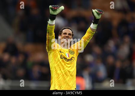 Milano, Italia. 30 marzo 2025. Yann Sommer di FC Internazionale festeggia al termine della partita di serie A tra FC Internazionale e Udinese calcio allo Stadio Giuseppe Meazza il 30 2025 marzo a Milano. Crediti: Marco Canoniero/Alamy Live News Foto Stock