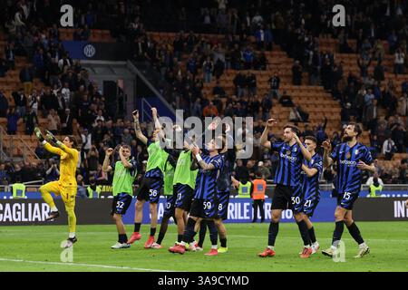 Milano, Italia. 30 marzo 2025. I giocatori del FC Internazionale festeggiano al termine della partita di serie A tra FC Internazionale e Udinese calcio allo Stadio Giuseppe Meazza il 30 2025 marzo a Milano. Crediti: Marco Canoniero/Alamy Live News Foto Stock