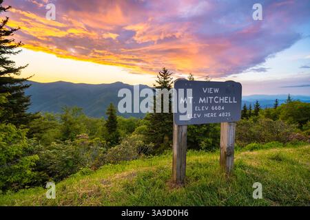 Viaggio panoramico su strada sulla Blue Ridge Parkway nei monti Appalachi del North Carolina. Punto di osservazione panoramico del monte Mitchell Foto Stock