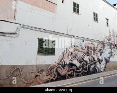 Felanitx, Spagna; 20 ottobre 2024: Graffiti urbani in una strada della città di Felanitx Foto Stock