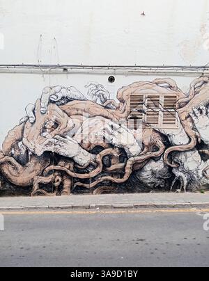 Felanitx, Spagna; 20 ottobre 2024: Graffiti urbani in una strada della città di Felanitx Foto Stock