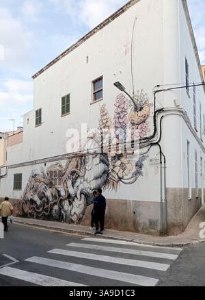 Felanitx, Spagna; 20 ottobre 2024: Graffiti urbani in una strada della città di Felanitx Foto Stock