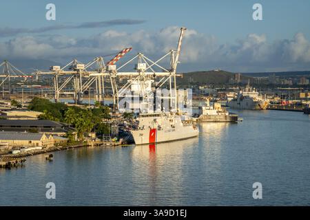 USCGC Kimball (WMSL-756) della Guardia Costiera degli Stati Uniti, Una taglierina di classe Legend, a Port at Kahului Harbor, Honolulu Oahu, Hawaii, 4 febbraio 2025, foto di scorta Foto Stock
